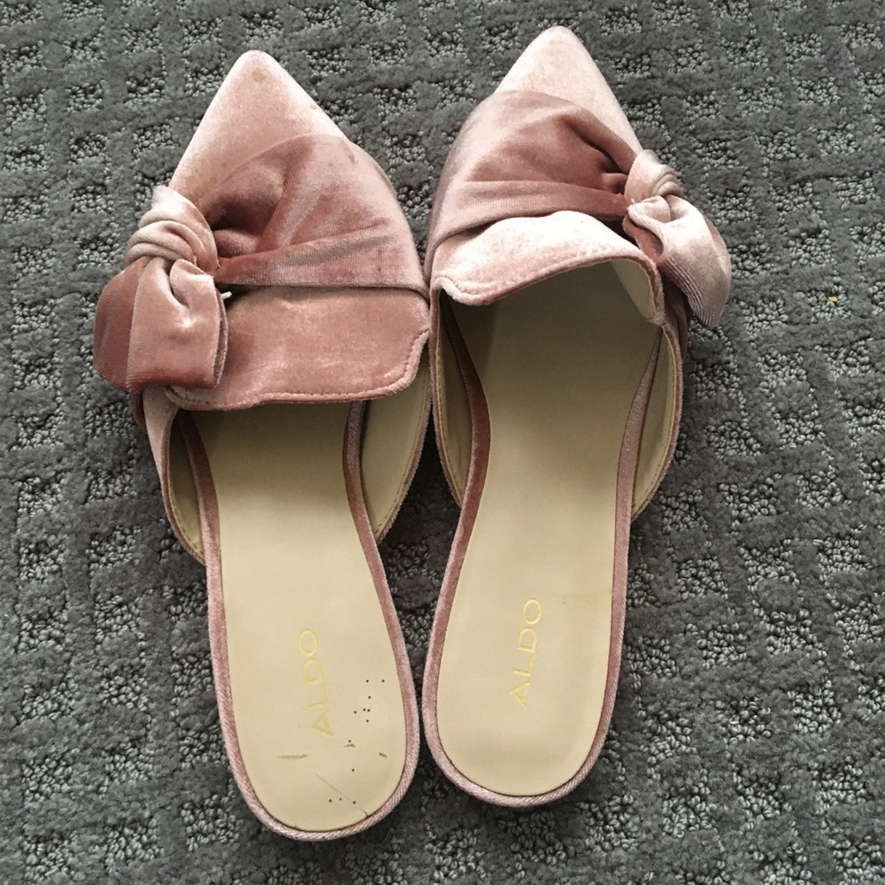 Slip ons in pink velvet
